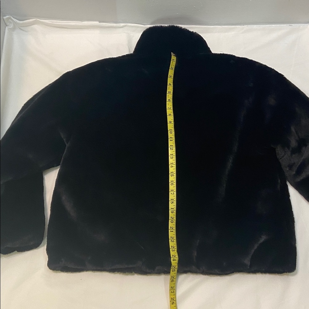 Nike Women’s Sport Wear,Black And Fossil,Swoosh Logo,Faux FurJacket.Size-Medium. - Picture 10 of 15